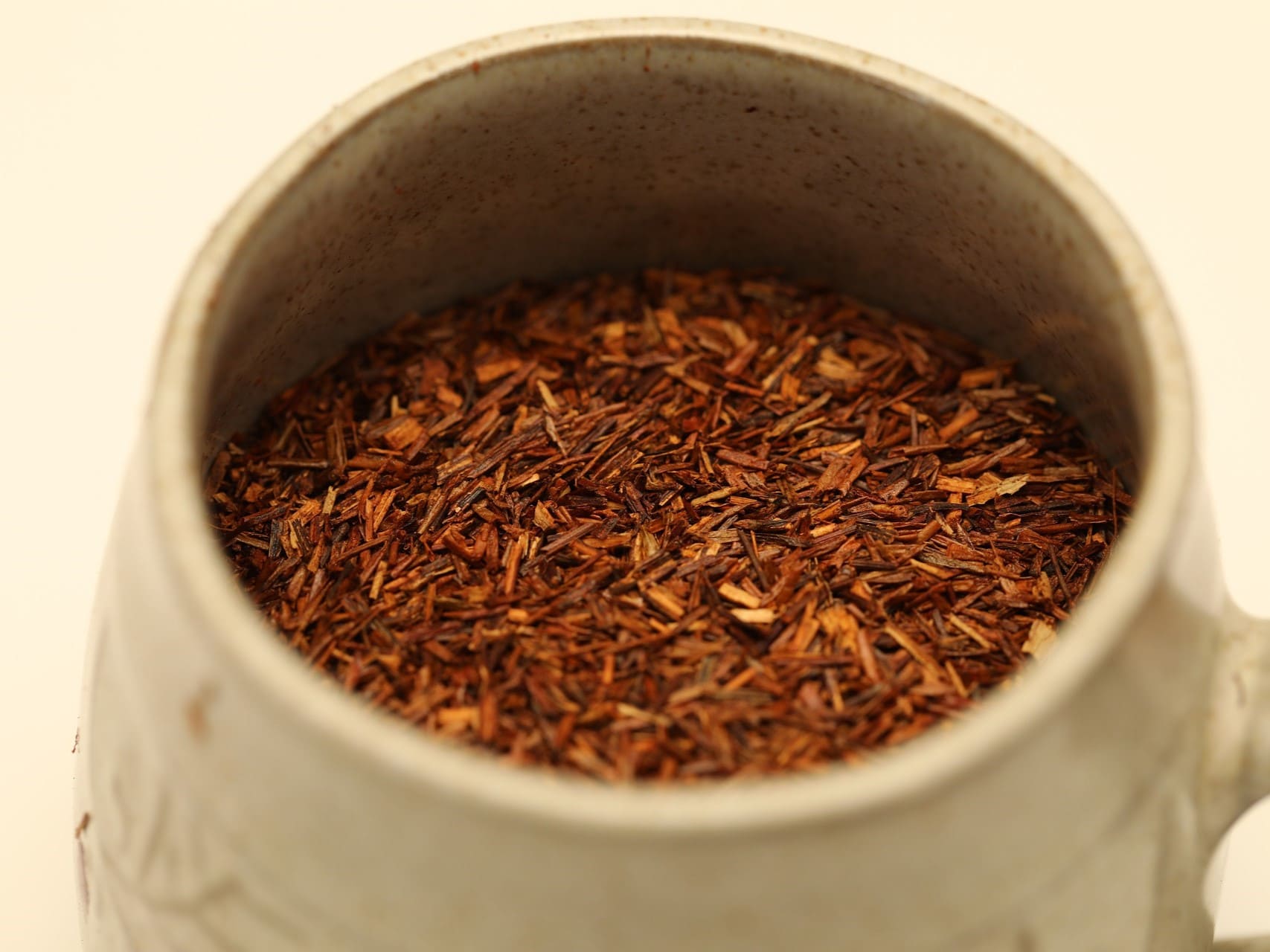 Plante médicinale et thérapeutique essentielle feuille séchée de Rooibos dans une tasse